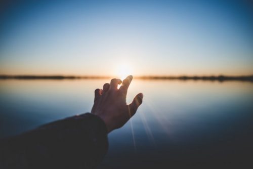 Hand dat naar de horizon reikt