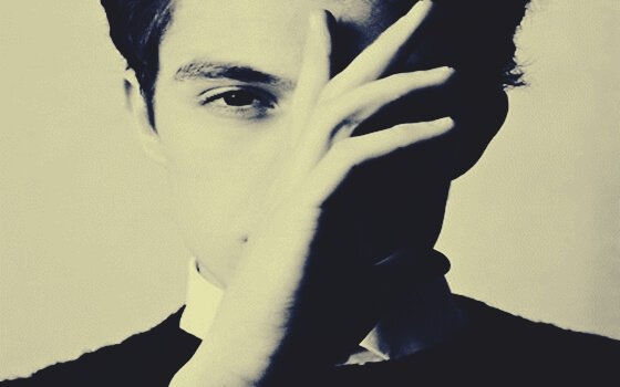 Man met hand op het gezicht