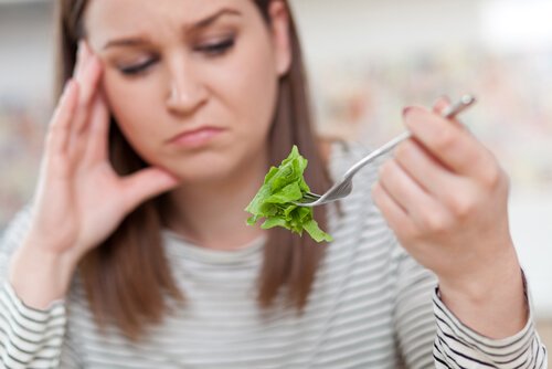 Vrouw die aan orthorexia denkt