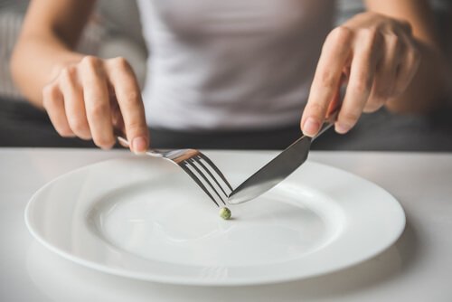 Vrouw die aan orthorexia lijdt