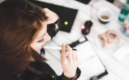 Vrouw die nadenkt en werkt