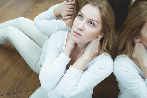 Vrouw die op de grond zit