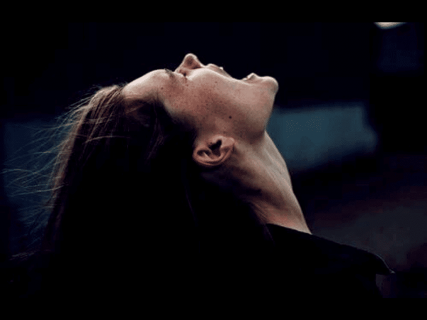 Vrouw die pijnlijke emoties ervaart