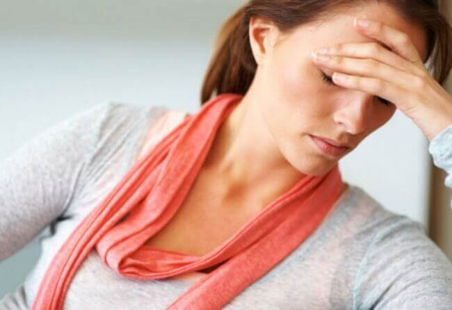 Vrouw met hoofdpijn door uitdroging