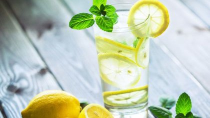 Waarom 's morgens een glas warm water met citroen drinken?