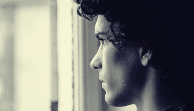 Jongen die uit een raam staart