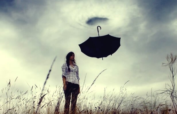 Meisje dat onder een grijze lucht staat, verlamd door emotionele angst