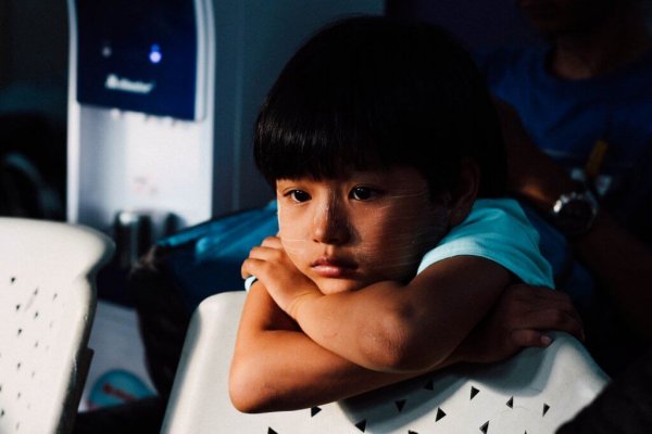 Meisje dat droevig voor zich uit kijkt, als voorbeeld van emotionele problemen bij kinderen