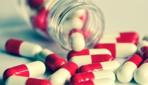 Pillen uit een pillenflesje