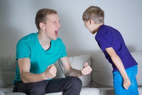 Vader die naar zoon schreeuwt