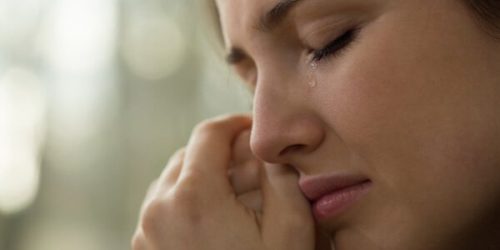 Vrouw die huilt, maar het liefst haar gebroken hart vermijden wil
