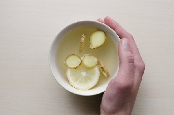 Vrouw die gemberthee drinkt omdat ze last heeft van een eetstoornis
