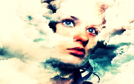 Gezicht van een meisje dat te zien is tussen de wolken, wat haar suggestie is