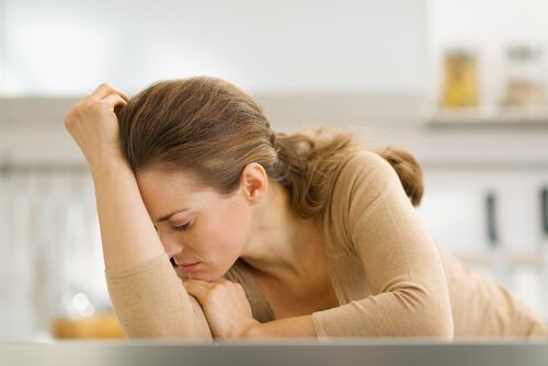 Huisvrouw die uitgeput is van de stress die ze ervaart