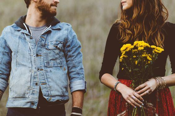 Jongen en een meisje die onaantrekkelijk zijn maar elkaar toch hebben gevonden