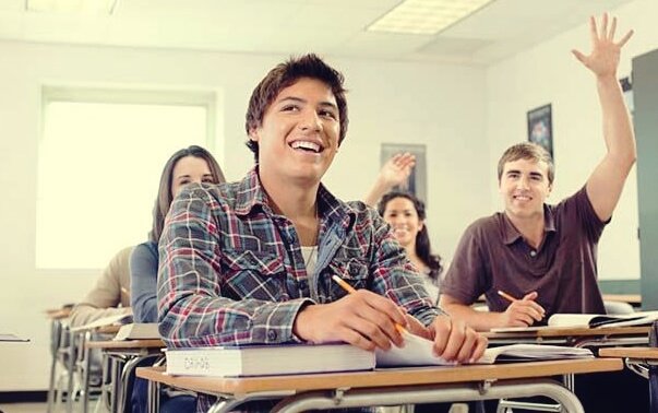 Een klas vol studenten die wachten op hun docenten