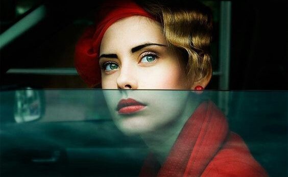 Vrouw die verslaafd is aan verboden liefde