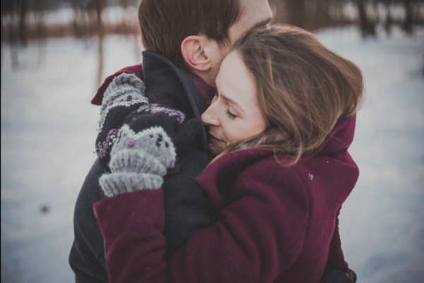 Twee mensen die elkaar knuffelen, vanwege de helende kracht van liefde