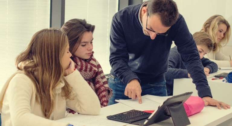 Een van die docenten die dingen uitlegt