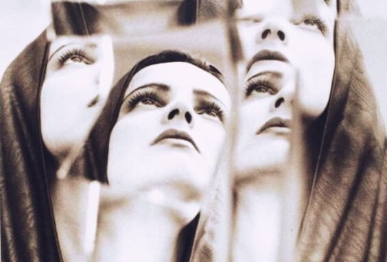 Het gezicht van een vrouw die verslaafd is aan verboden liefde