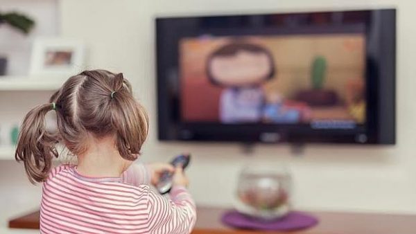 Meisje dat steeds opnieuw dezelfde film kijkt