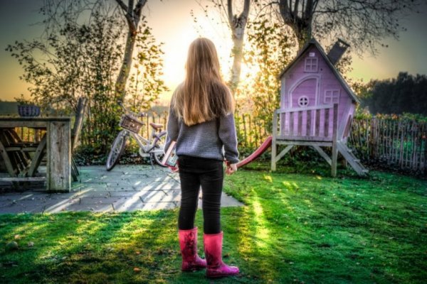 Een van die onafhankelijke kinderen die aan het spelen is in de tuin