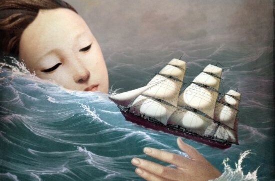 Een meisje dat naar een klein schip kijkt in de zee, wat een van haar oude patronen is