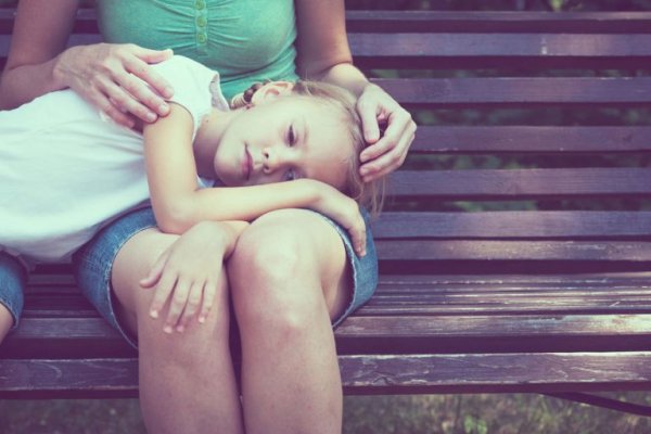 Meisje op de schoot van haar moeder