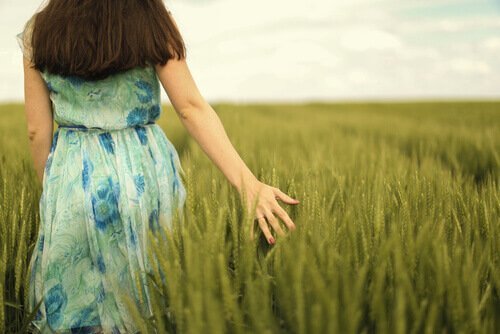 Vrouw in een veld