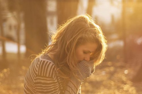 Verdrietige vrouw in een bos
