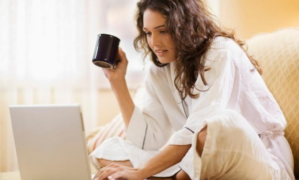 Vrouw die hulp krijgt van een online psycholoog