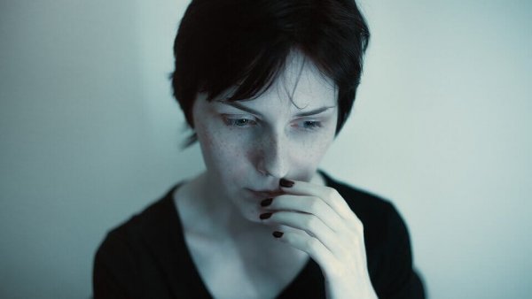 Vrouw die regelmatig last heeft van paniekaanvallen
