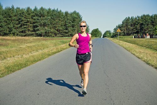 Vrouw die aan powerwalken doet