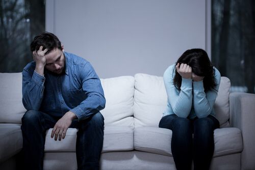 Koppel dat relatieproblemen ervaart omdat een van hen last heeft van slaapseks