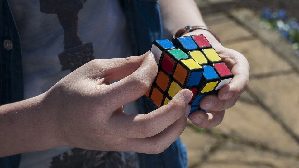 Man die zijn ruimtelijke intelligentie gebruikt om een rubix kubus uit te vogelen