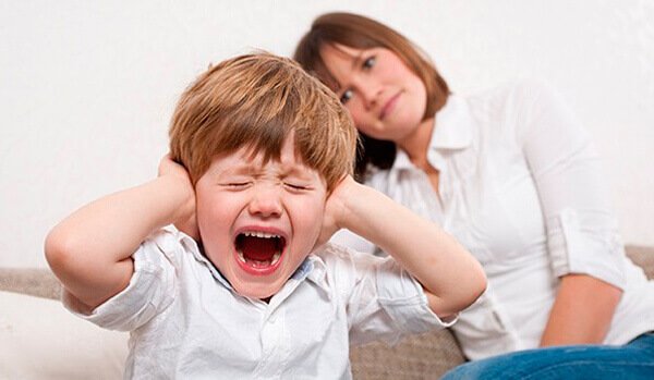 Jongetje dat een driftbui heeft, omdat zijn moeder niet weet hoe ze onafhankelijke kinderen moet opvoeden