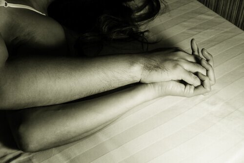 Handen van mensen die tijdens de seks fantaseren over een ander