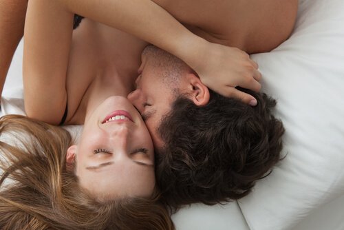 Twee partners die tijdnes de seks fantaseren over een ander