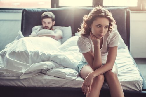 Meisje dat boos is omdat haar vriend de gewoonte heeft om tijdens de seks te fantaseren over een ander