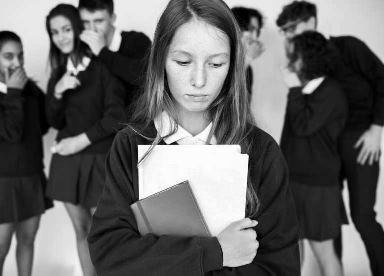 Meisje dat gepest wordt op school, maar geen van de docenten grijpt in