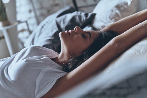 Vrouw die seks heeft in haar slaap, als voorbeeld van slaapseks