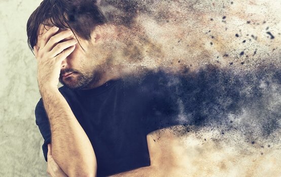 Man die zijn hoofd vasthoudt omdat hij last heeft van emotionele angst