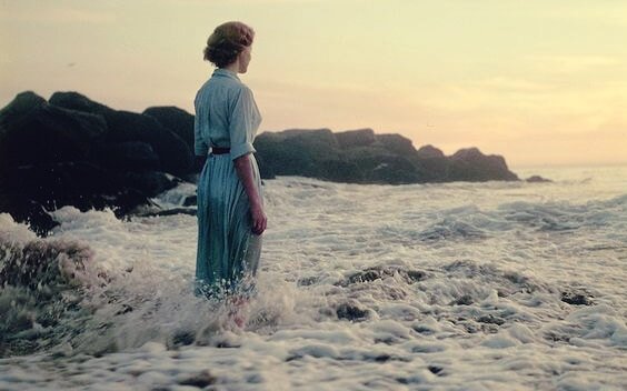 Vrouw die in de zee staat