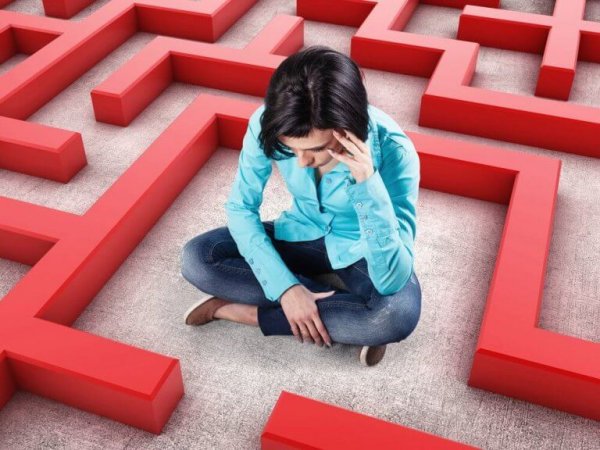 Vrouw die vastzit in een doolhof, want zo voelt pathologische angst soms