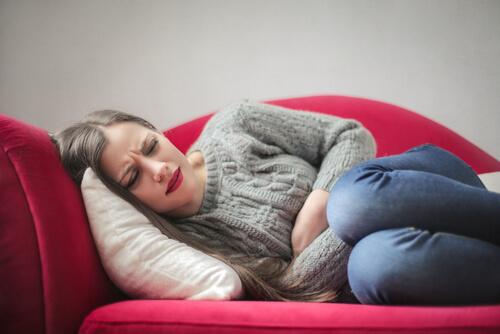 Vrouw met buikpijn