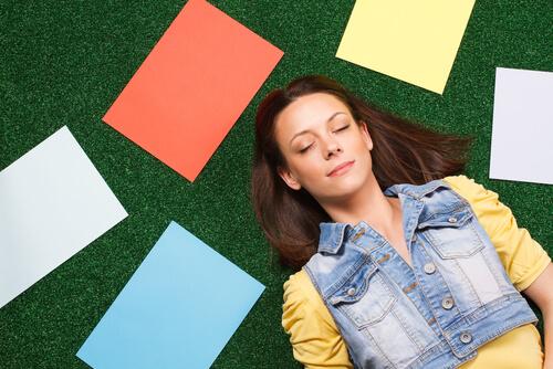 Ontspannen vrouw met positieve gedachten