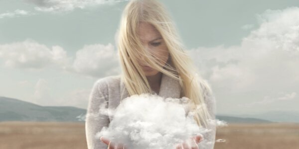 Vrouw met wolk in haar handen