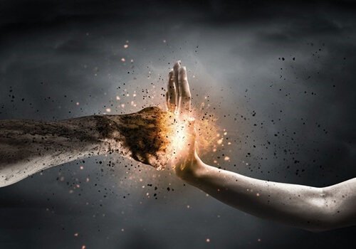 vuist-hand Vuist die tegen een hand slaat, want woede is giftig en destructief