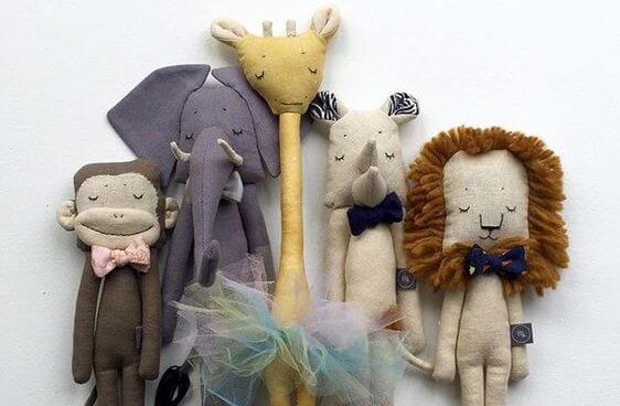 Knuffels die sociale vaardigheden voorstellen