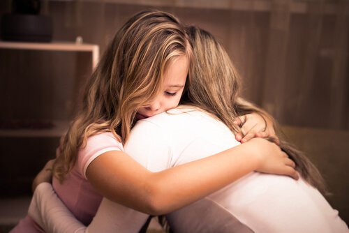 Mama knuffelt haar dochter